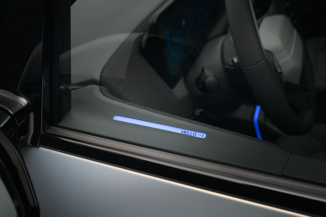 Freundlicher Begleiter: In der Türverkleidung sagt der EV2 „Hallo