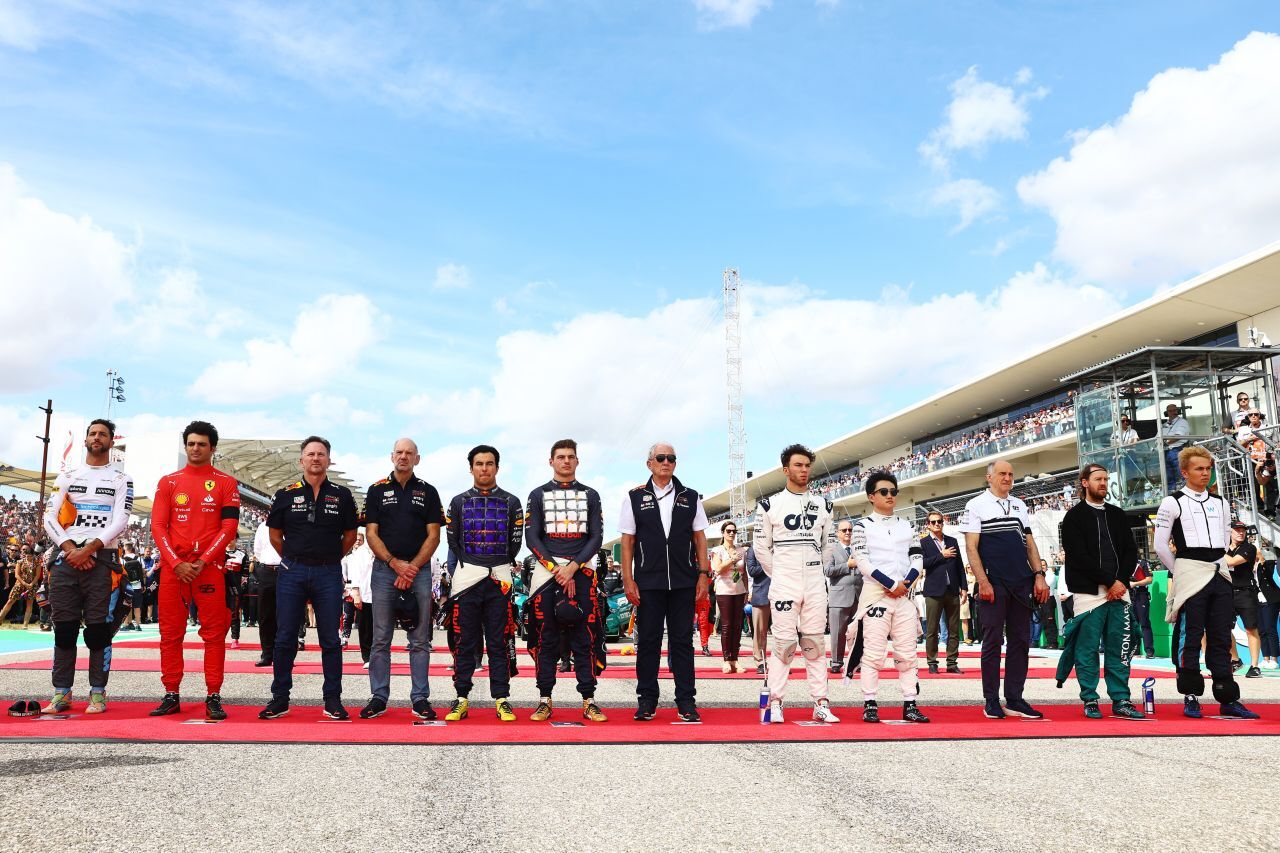 Das muss man sich einmal vorstellen: Mit Ausnahme von Sergio Perez ging jeder Pilot auf diesem Bild durch die Ausbildung von Franz Tost: Ricciardo, Sainz, Verstappen, Gasly, Tsunoda, Vettel, Albon.