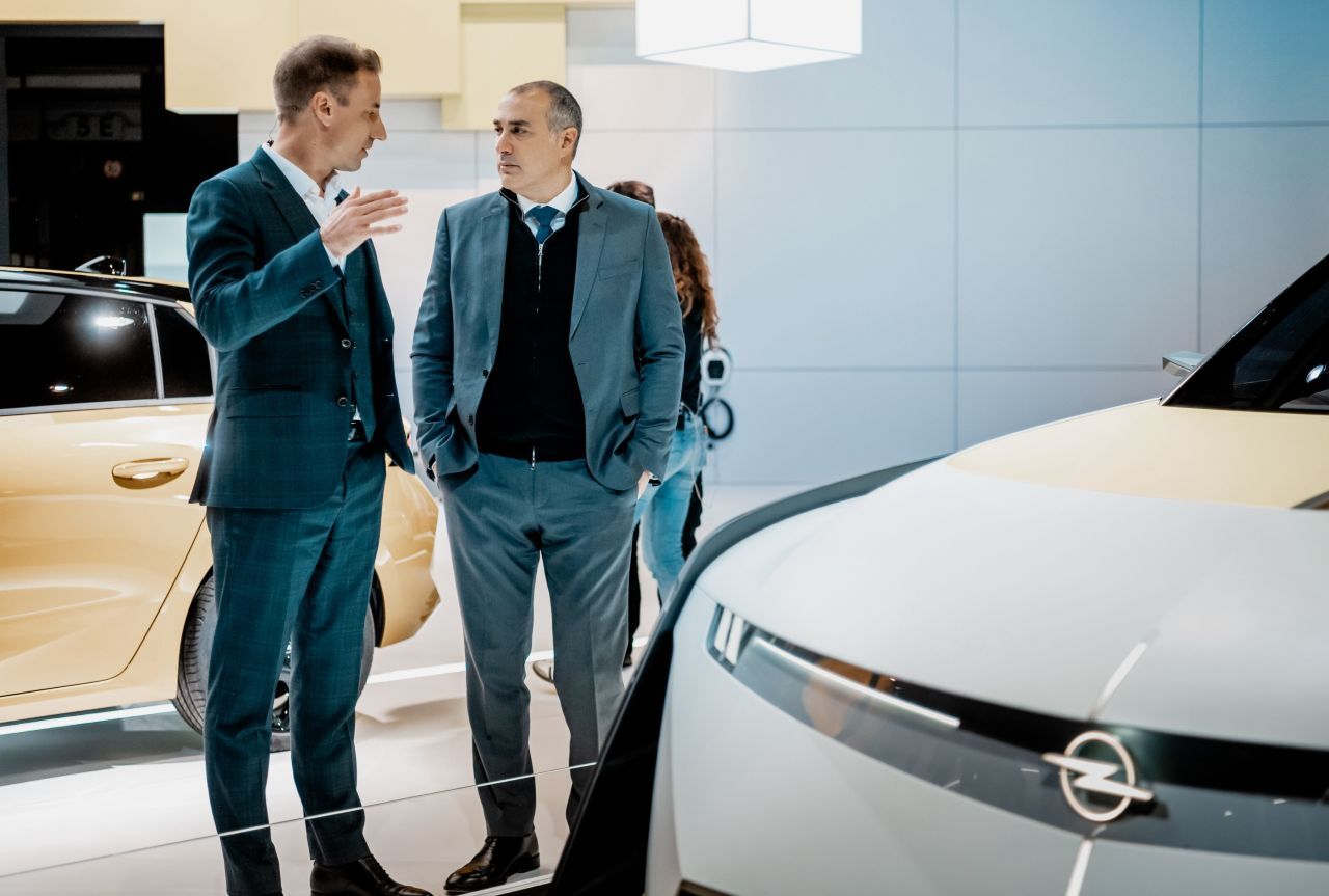 Emanuele Cappellano (hier mit Opel-Chef-Florian Huettl): „Das Ziel einer Dekarbonisierung ist richtig. Aber es gibt nicht eine einzige technische Lösung