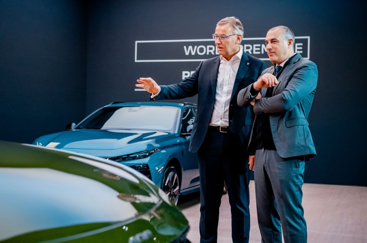 Emanuele Cappellano (hier im Gespräch mit Peugeot-Chef Alain Favey): „Die neue STLA Small Plattform höchste Priorität für Stellantis