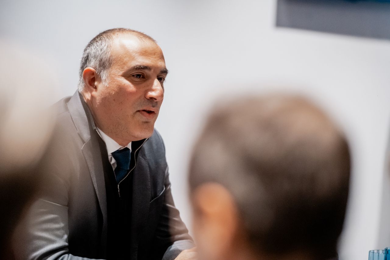 Fiat 500 Hybrid und Jeep Compass sollen die italienischen Werke wieder auslasten. Cappellano: „Und 2026 kommen zwei weitere neue Modelle aus Italien