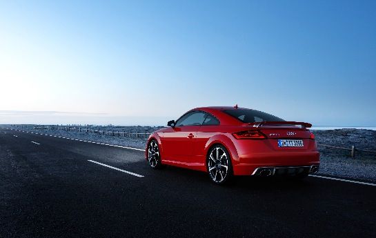 Mit einem 400 PS starken Turbo-Fünfender braucht der Audi TT RS schön langsam niemanden mehr fürchten. - Haben die Supercars  einen neuen Angstgegner?