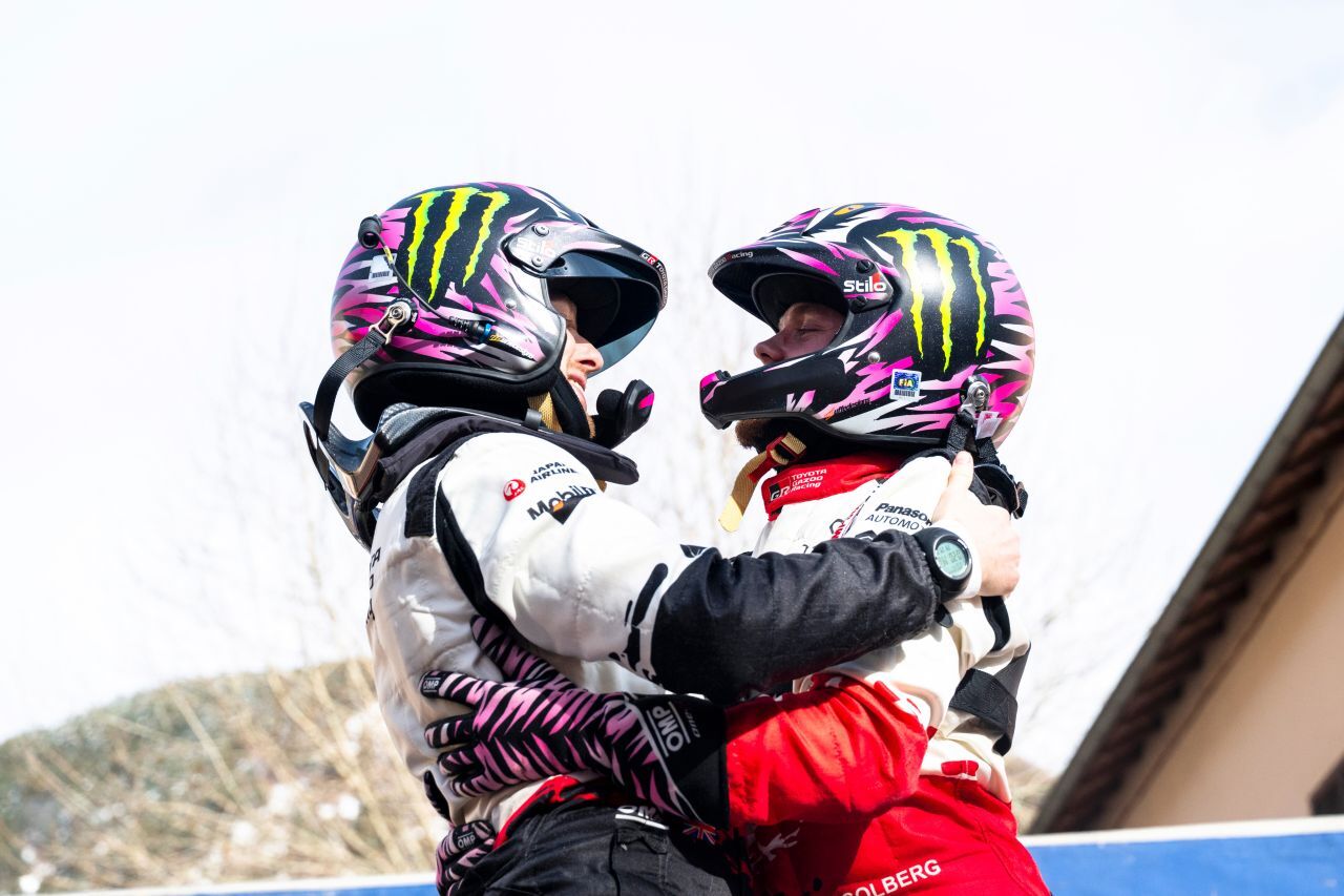 Oliver Solberg, Elliott Edmondson – Umarmung der beiden Sieger-Typen.