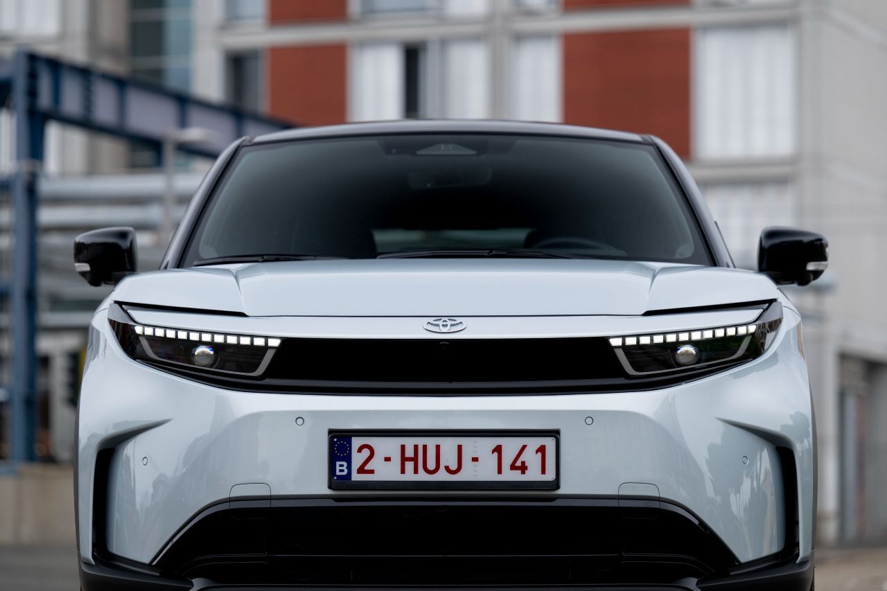 Front- und Hecklichter befinden sich jeweils in einem schwarzen …