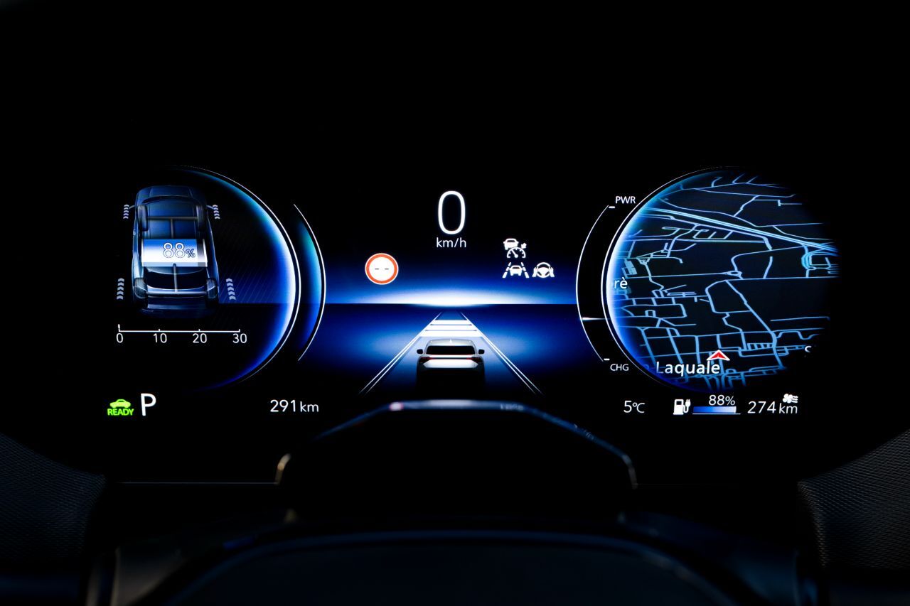 Infodisplay mit Navigationskarte.