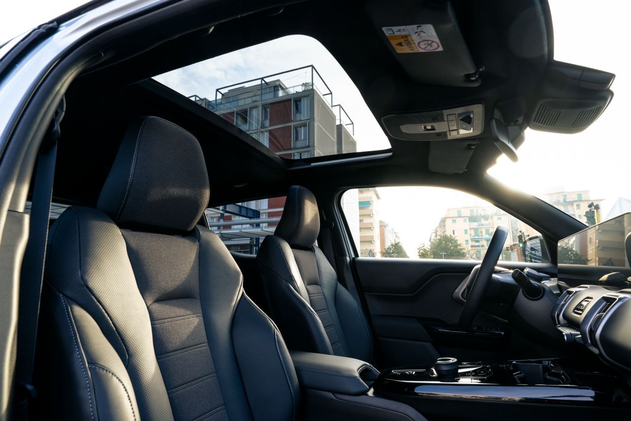 Sportiv geformte Sitze vorne, die Bank dahinter ist verschiebbar.