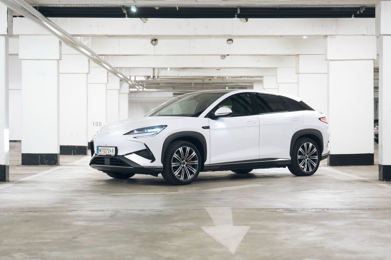 BYD ist 2025 zum größten Elektroautohersteller der Welt aufgestiegen: Mit 2,26 Millionen rein elektrischen Pkw lag die chinesische Marke klar vor Tesla.