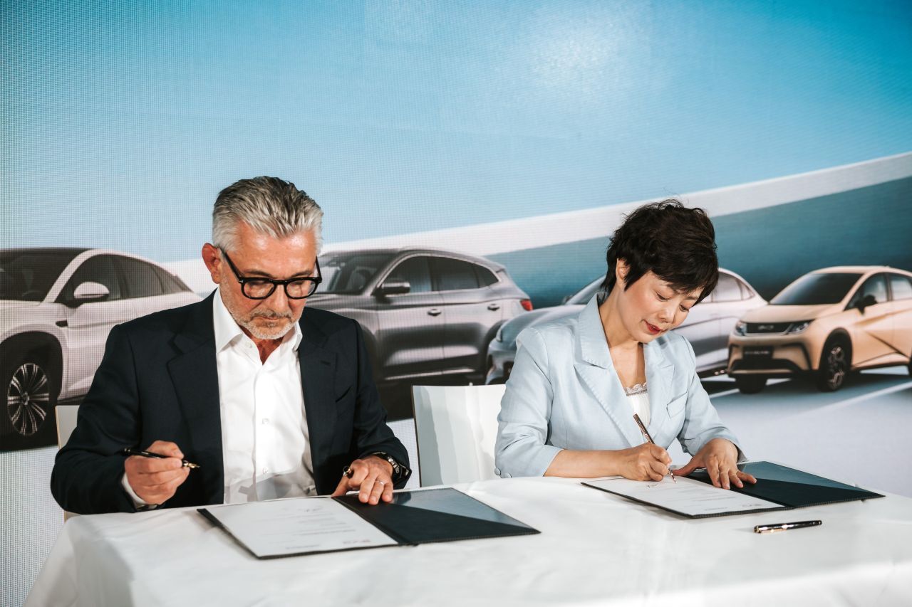 BYD fertigt in Europa mit österreichischen Stahl: Vizepräsidentin Stella Li bei der Bekanntgabe der Kooperation mit voestalpine-CEO Herbert Eibensteiner.