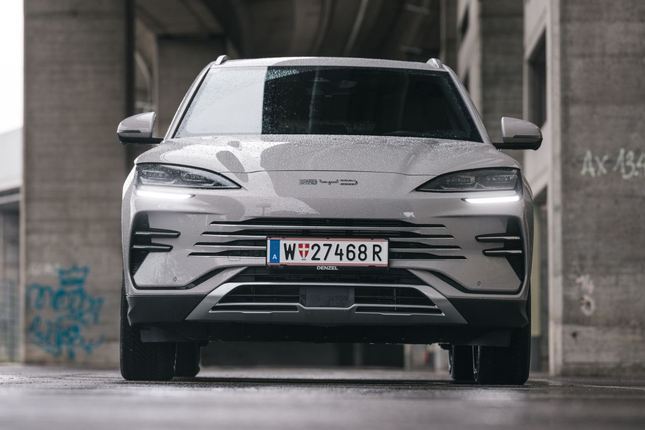 BYD-Vizepräsidentin Stella Li sagt es klar und deutlich: „BYD hat immer klar gemacht, dass wir nach Europa gekommen sind, um hier zu bleiben – und um hier zu produzieren. Wir verfolgen hier eine langfristige Vision mit dem Ziel, innerhalb der nächsten fünf Jahre von den Verbrauchern als europäischer Hersteller wahrgenommen zu werden“.