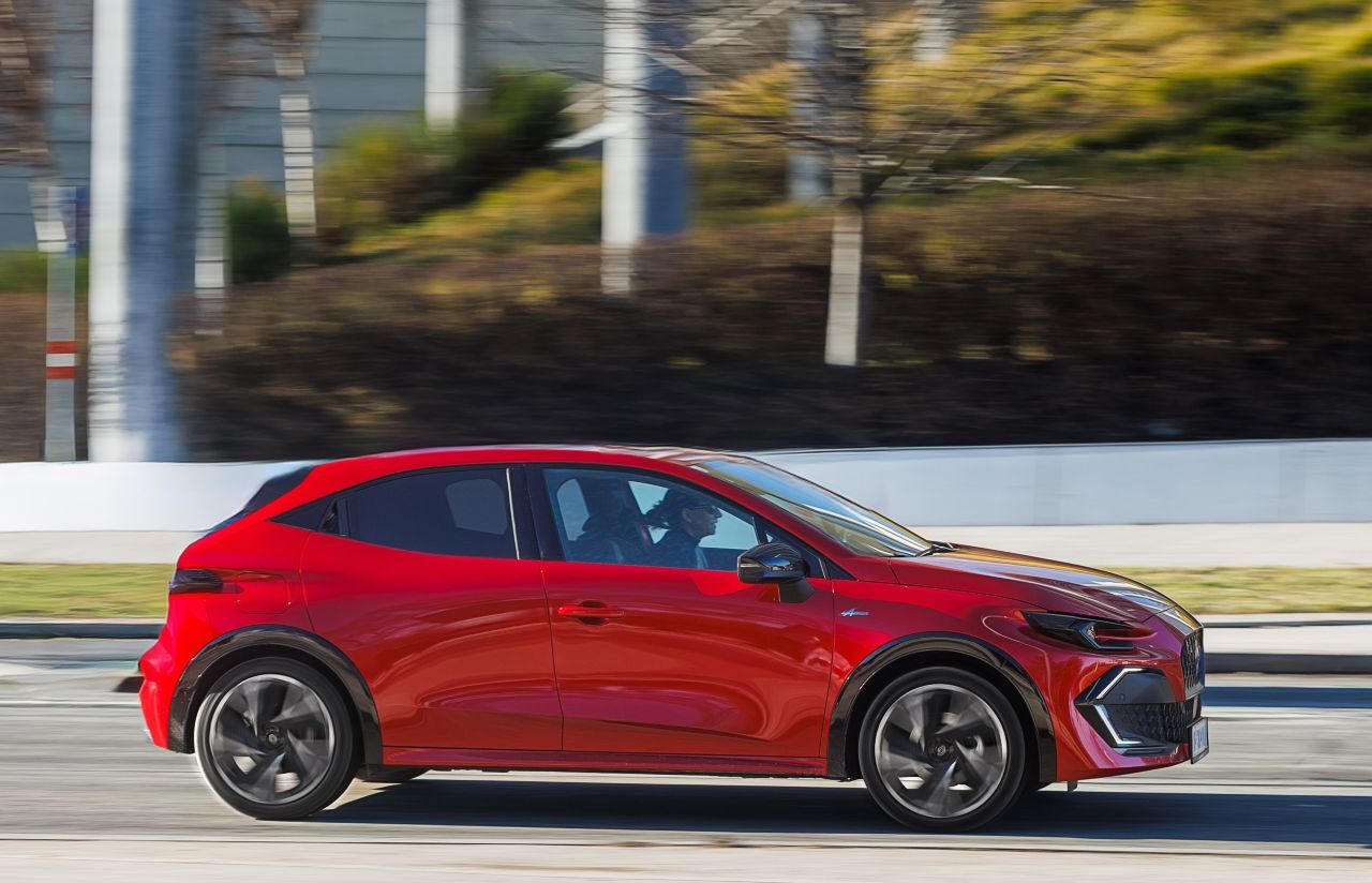 Fazit von Motorprofis-Tester Fabian Steiner: „Durch den guten Vollhybridantrieb und hochwertigen Innenraum hat sich der Clio in der sechsten Generation zum kleinen Premiumauto entwickelt. Vor allem in der Stadt, wo der Elektromotor praktisch durcharbeitet, geht`s nicht besser. Zugleich garantieren die 158 PS flottes Vorankommen und der niedrige Verbrauch macht Reichweiten bis zu 900 Kilometer möglich.