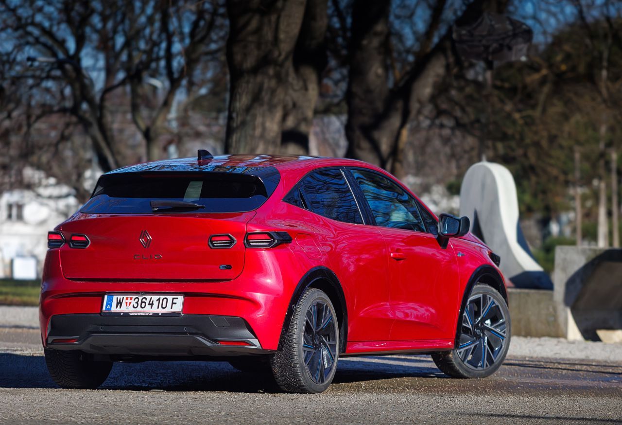 Klassisches Steilheck war einmal, jetzt gibt es eine scharfte Spoilerkante und eine schräg gestellte Heckscheibe.