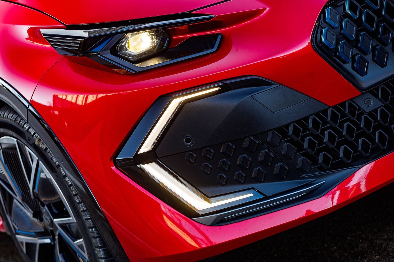 Die Tagfahrlicht-Blinker-Kombi wurde direkt in den Seitenspoiler integriert.