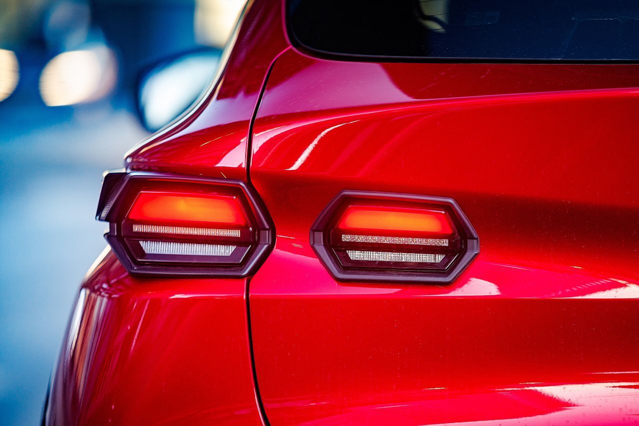 Auffällig sind auch die einzelnen, relativ kleinen Heckleuchten.