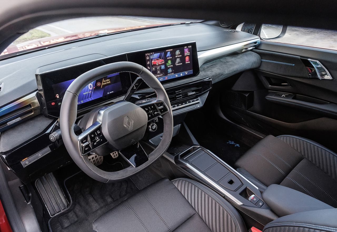 Griffiges dickes Lenkrad, großer Multimedia-Bildschirmkomplex, Lederabdeckung für das Ablagefach in der Mittelkonsole.