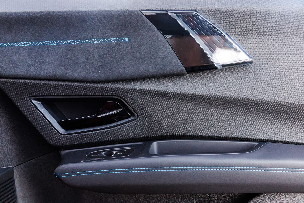 Weiches Alcantara auf Türen und Armaturenbrett.