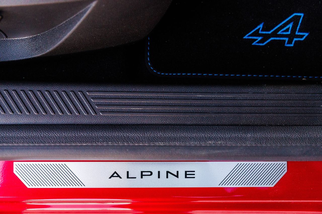 Türschwelle und Teppich verweise auf den Esprit Alpine-Trimm.