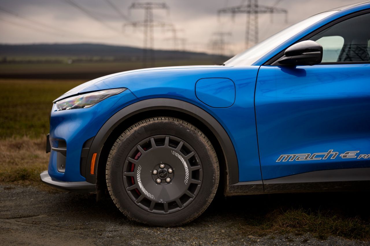 19-Zoll-Sportfelgen: Ihre Optik erinnert an den Rallye-Fiesta.