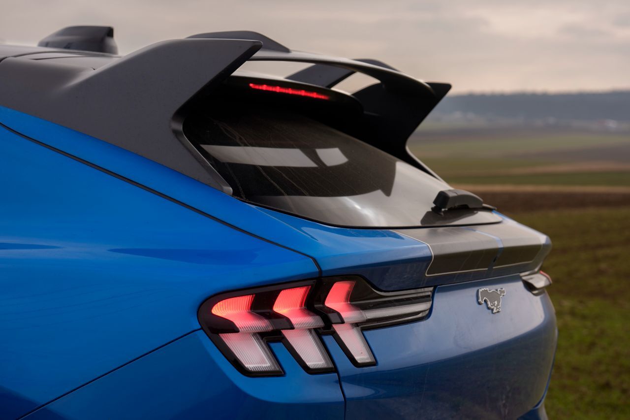Auffälligstes Charakteristikum des Mach-E Rally: Ein monströser Heckflügel.