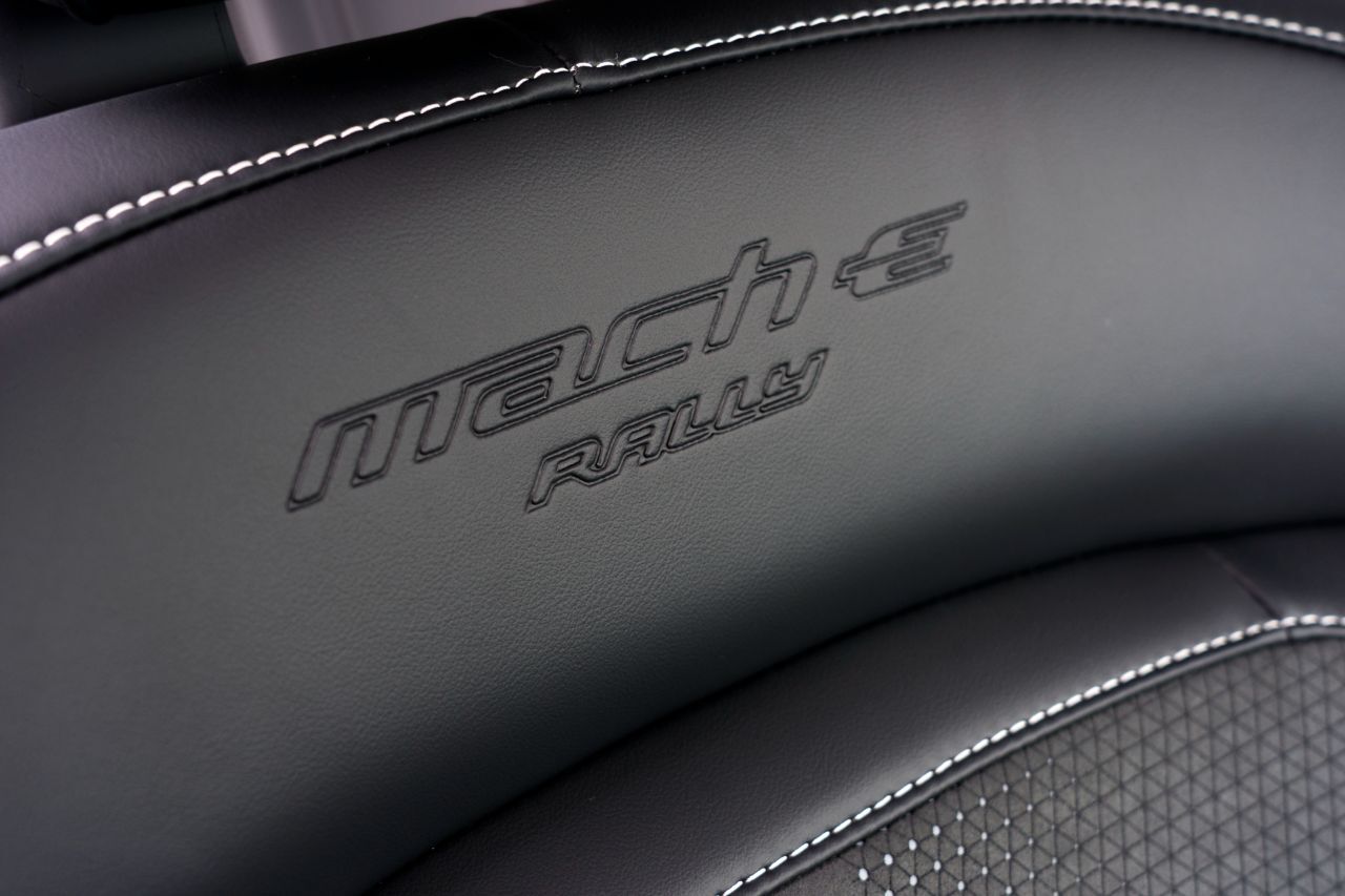 Das Rally-Paket ist in den Sitzbezügen verewigt.