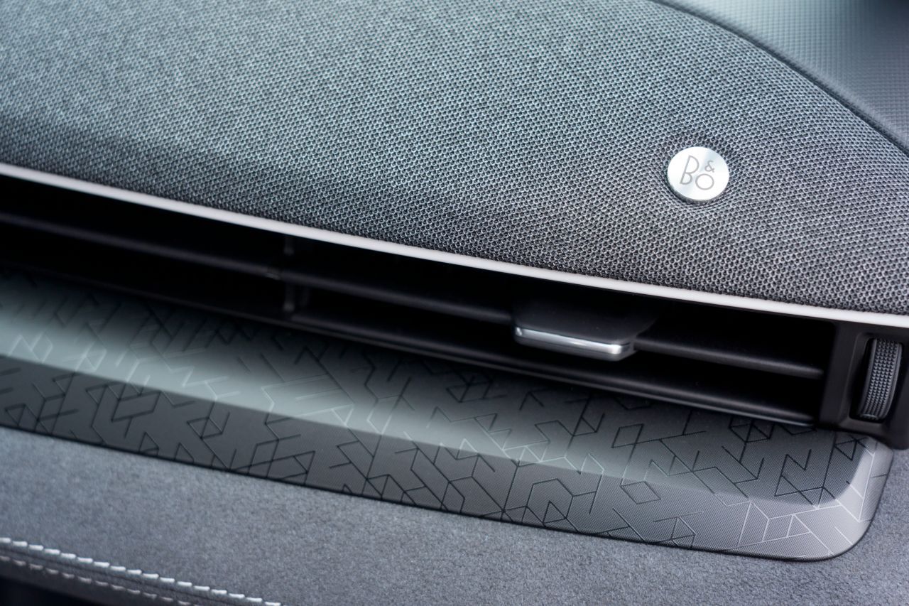 Die Soundbar der B&O-Anlage zieht sich über die Mittelkonslole.