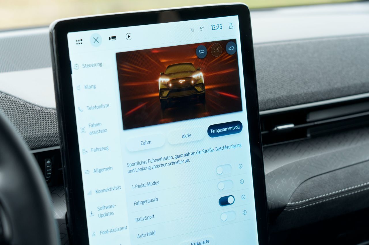 Großer, hochformatiger Bildschirm in der Mitte des Armaturenbretts.