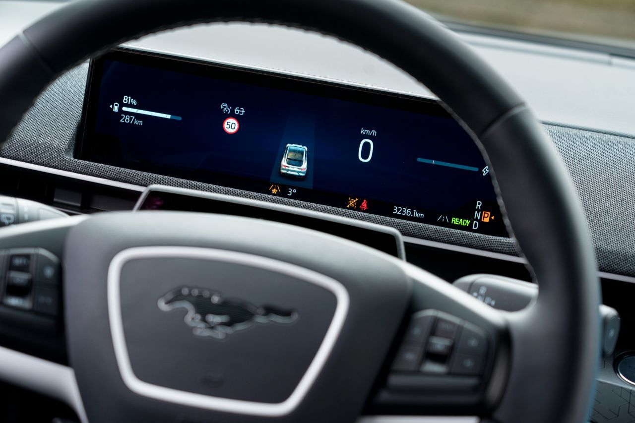 Vergleichsweise kleines Anzeigeinstrument hinter dem Lenkrad.