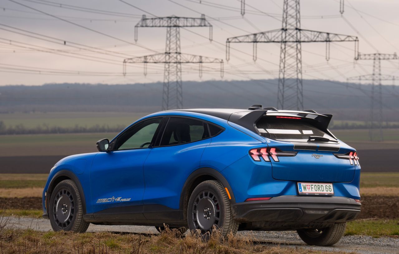 Zum einen ein familientaugliches Elektro-SUV. Zum anderen kann man ihn in GT-Ausstattung mit Rally-Paket als potentes Sportgerät mit Allradantrieb sehen.