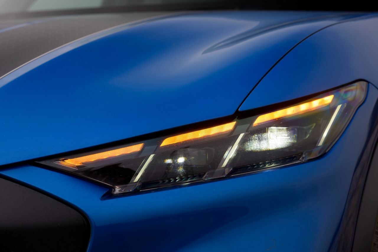 Die dreiteilige LED-Lichtsignatur mit integriertem Blinker.