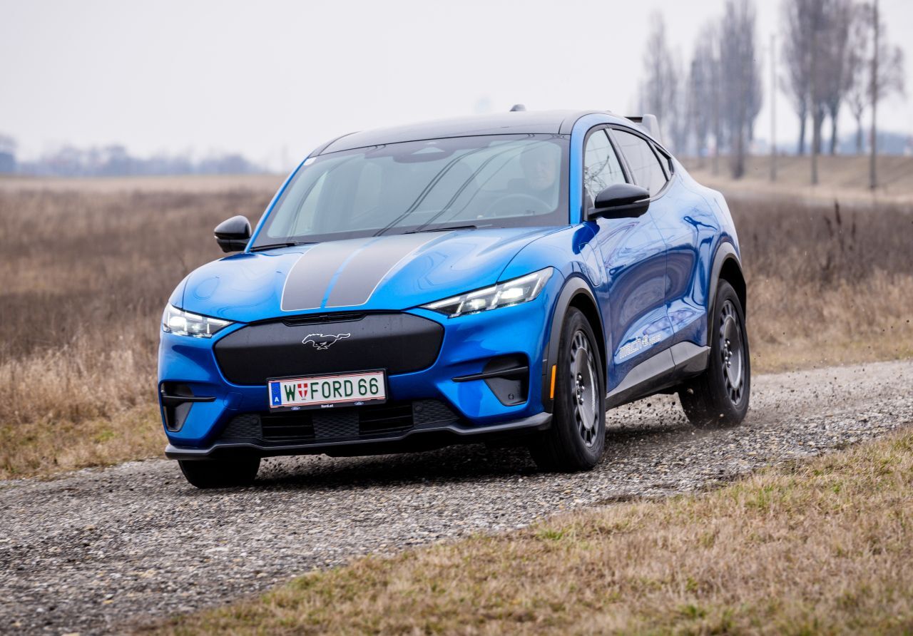 Auf Schotterpisten kann sich tatsächlich etwas Rallyefeeling einstellen: Der Mustang Mach-E lässt sich brav anstellen und ebenso brav wieder einfangen.