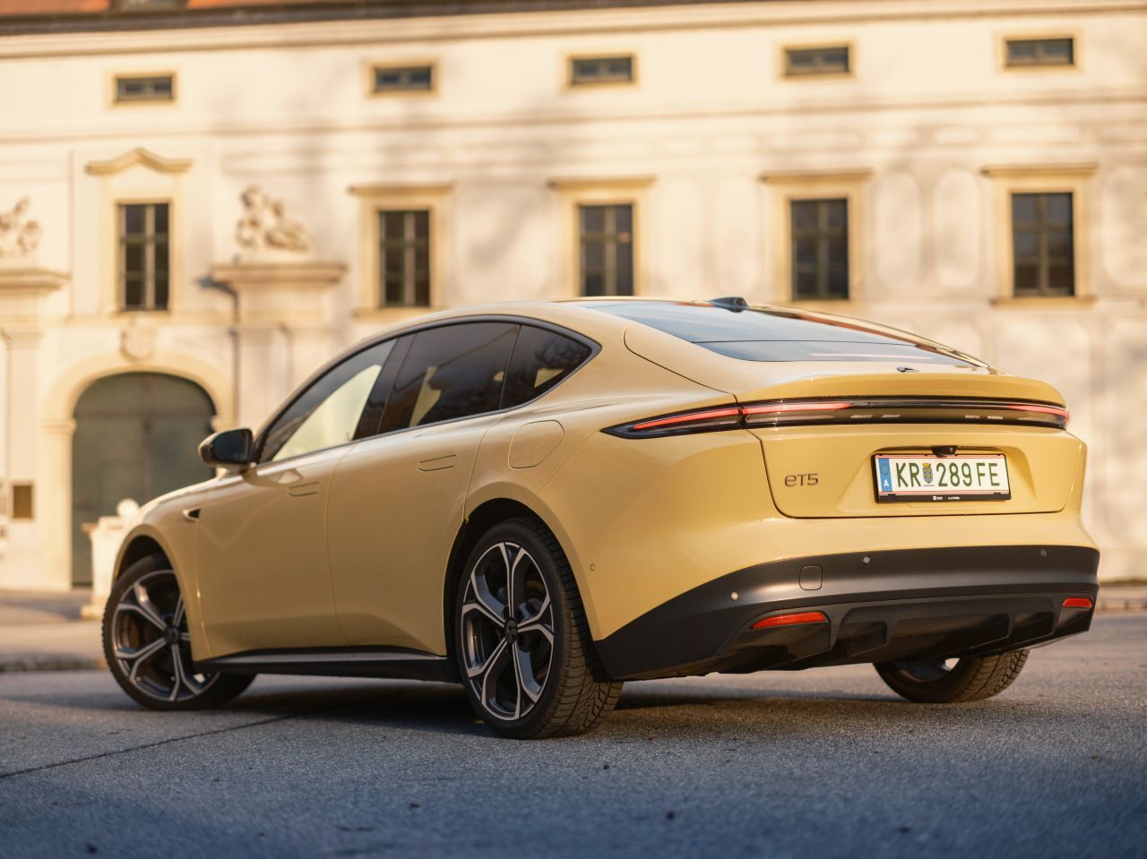 Ein neuer Audi oder Porsche? Der ET5 lässt sich vom Publikum nicht einordnen und zieht dementsprechend viel Aufmerksamkeit auf sich.