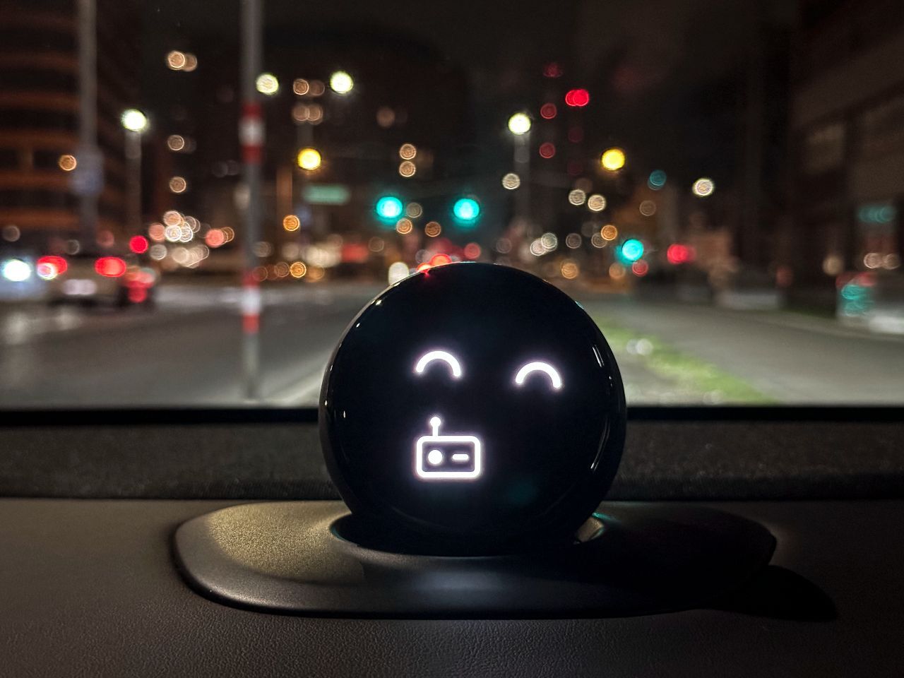 Der süße KI-Assistent Nomi sitzt auf dem Armaturenbrett.