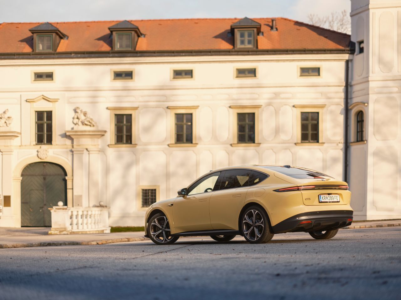 Fazit von Motorprofis-Tester Fabian Steiner: „Mit Design-Minimalismus, Sportwagen-Beschleunigung und solider, aber nicht stark ausgeprägter Fahrdynamik im Geist von Tesla. Fühlbare und augenscheinliche Qualität entsprechen dagegen dem Anspruchsdenken deutscher Premiummarken.