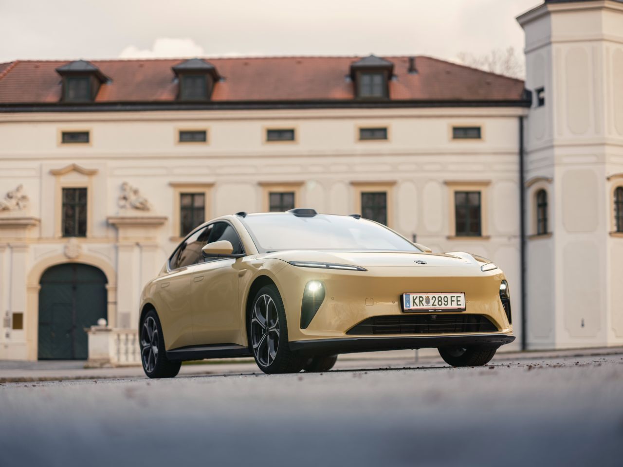 Die funktionale Schlichtheit der niedrig bauenden, glatten Front und die windschlüpfrige Rundung des Dachaufbaus erinnern an Tesla.