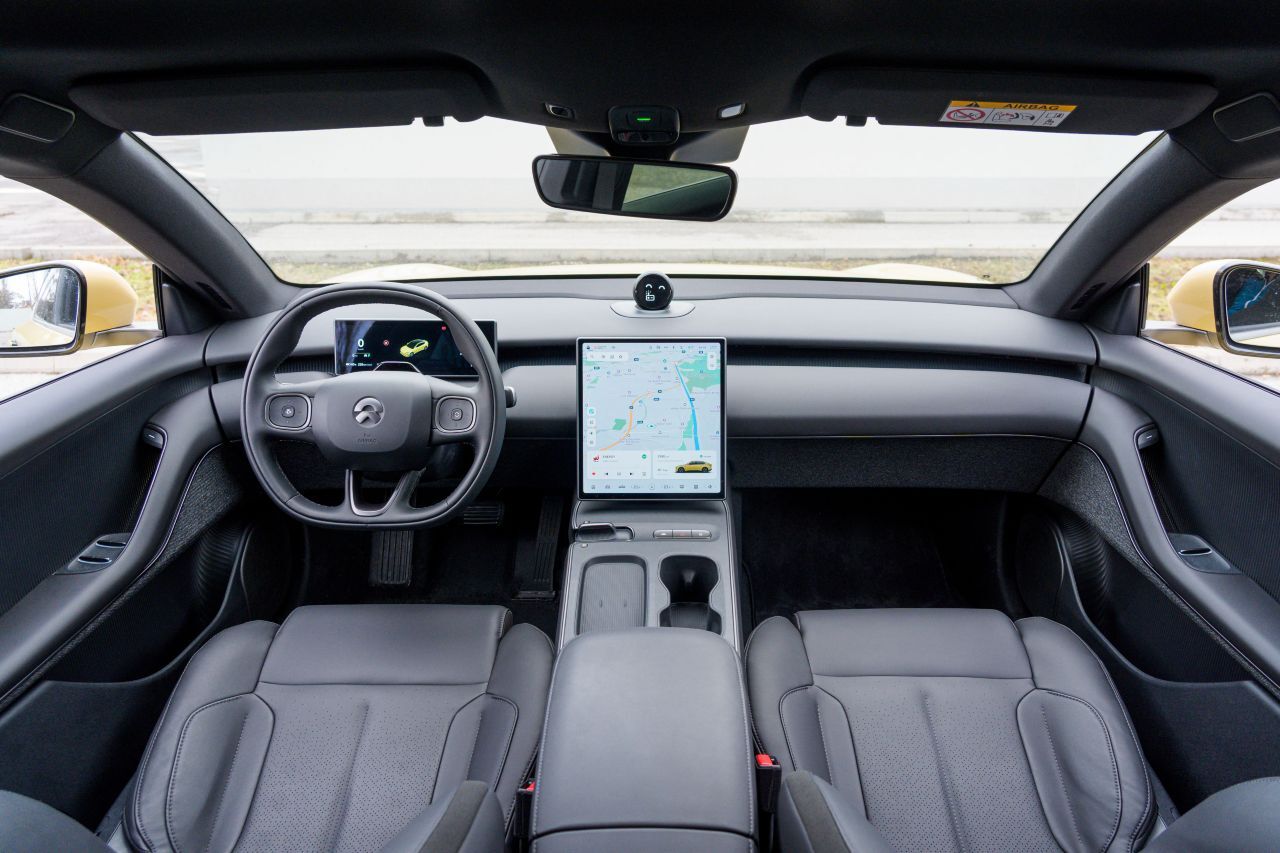 Hier weht der Geist von Tesla, das Design ist extrem reduziert und die Bedienung auf einen großen Screen in der Mitte konzentriert.