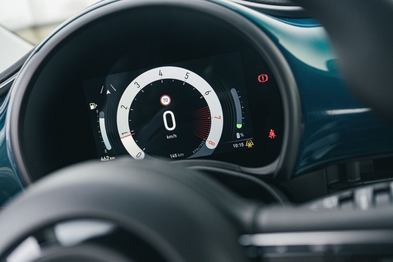 Das Zusammenspiel von Lenkradtasten und Bordcomputer ist logisch.