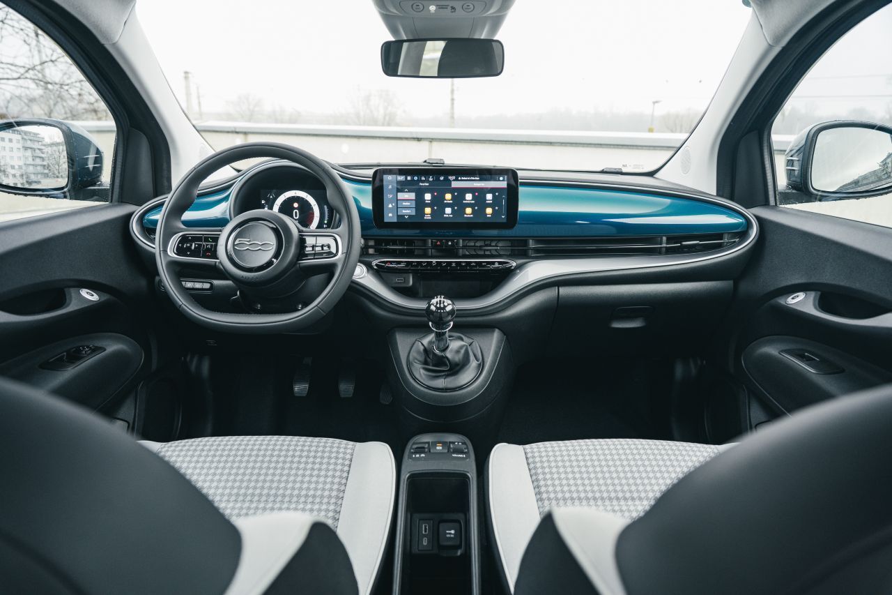 Die Einrichtung ist modern-minimalistisch und bei Materialien und Verarbeitung deutlich hochwertiger als der Vorgänger.