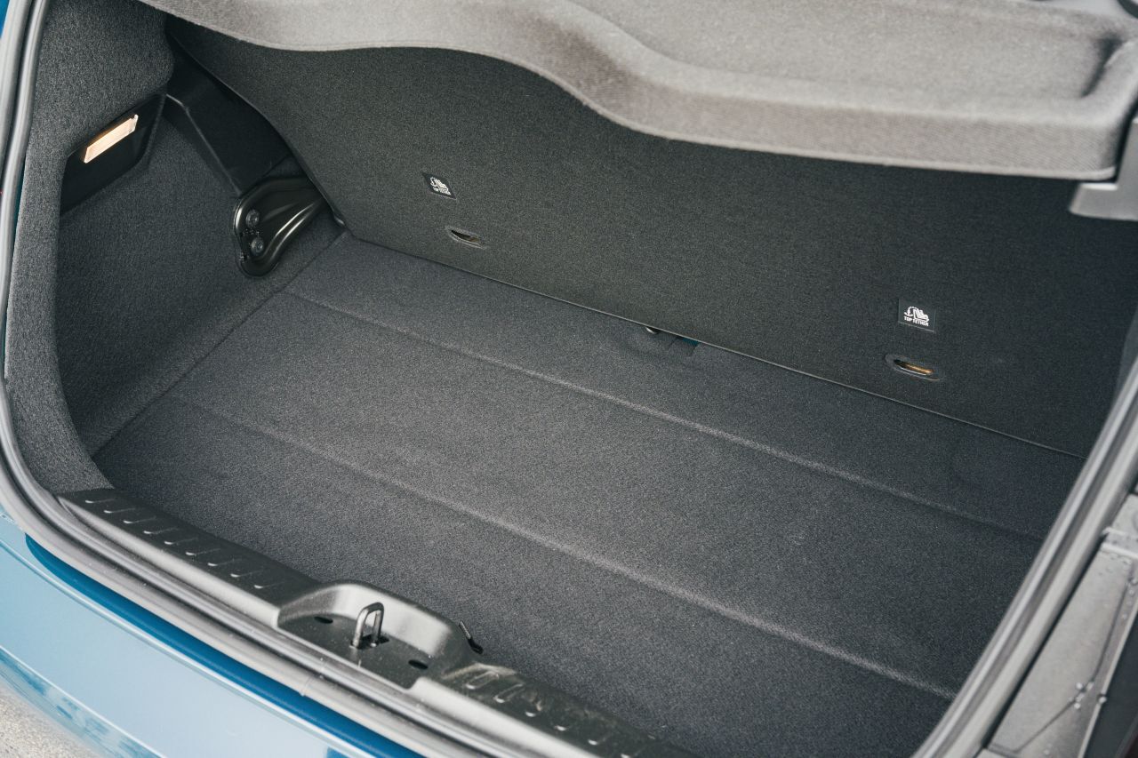 Das Kofferraumvolumen von 183 Litern kann durch Umlegen der Fondlehnen erweitert werden, diese ragen dann aber schräg in die Höhe.