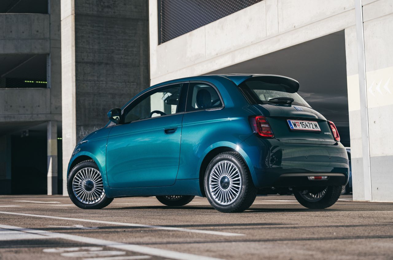 Fazit von Motorprofis-Tester Fabian Steiner: „Das 2020 neu aufgelegte Modell ist nicht nur besser als der von 2007 bis 2024 produzierte Vorgänger, sondern viel besser. Der 500 Hybrid fährt sich in der City und drumherum extrem angenehm, wenn man noch gerne schaltet.