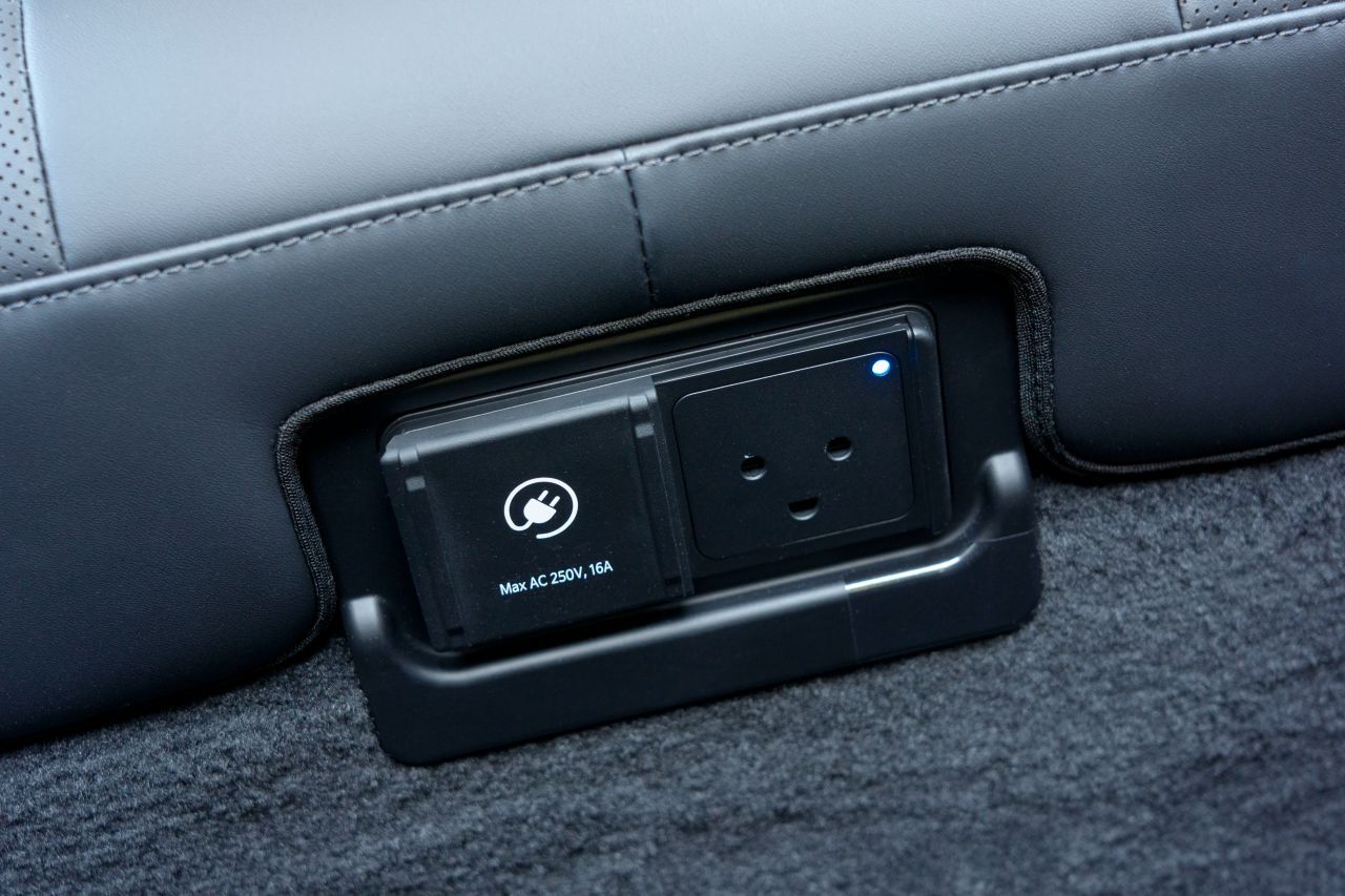 220-Volt-Steckdose unter der Rückbank.