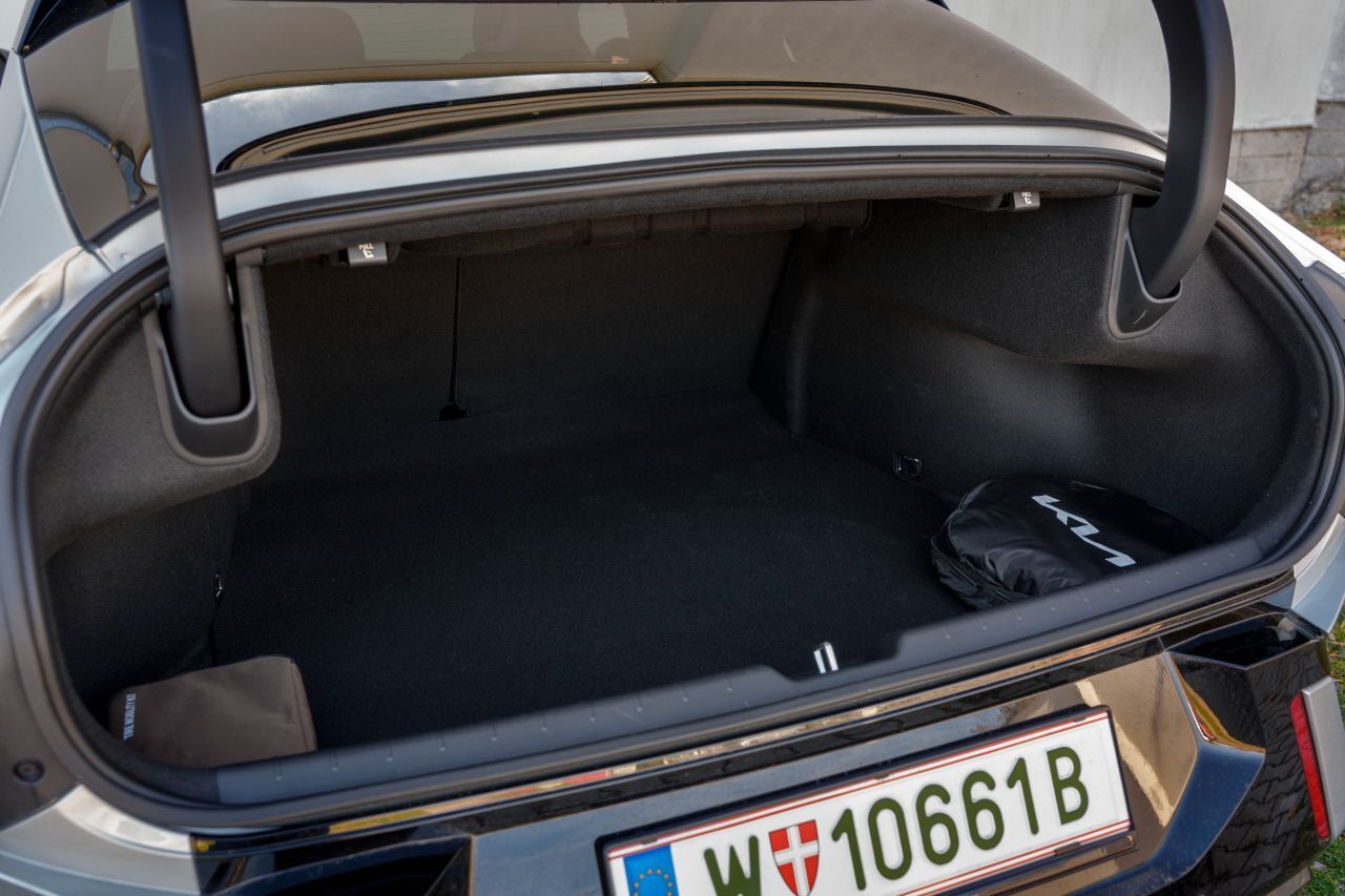 Großzügige Freigepäck: Der EV4 Fastback hat ein 60 Liter größeres Kofferraumvolumen als der Hatchback und fasst 495 Liter.