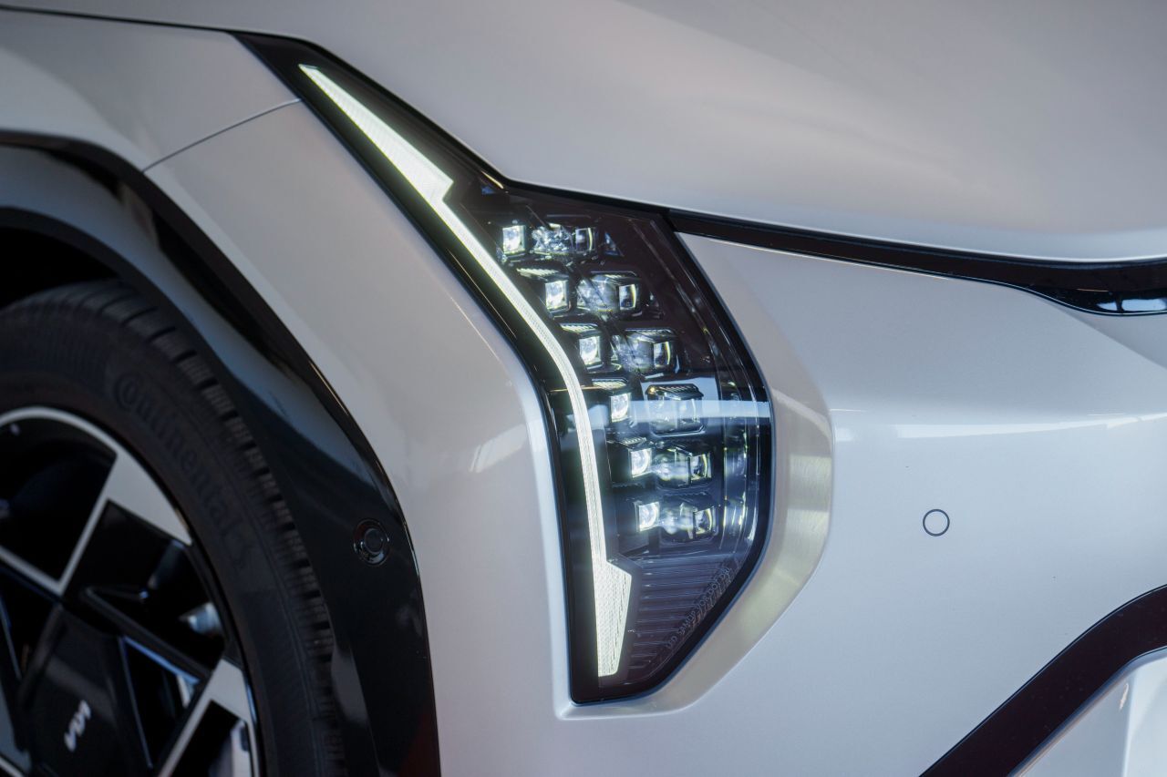 Vertikale, weit außen platzierte Hight-Tech-Scheinwerfer.