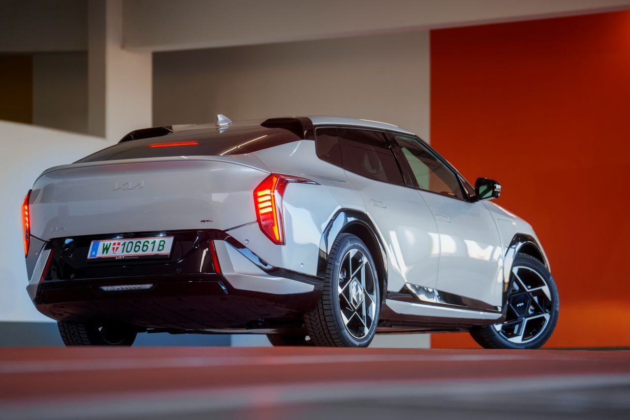 In der Fastback-Version ist Kia mutig und kombiniert ein riesiges Heck – ein bisschen im Stil von Cadillac – mit dem New Look des EV4.