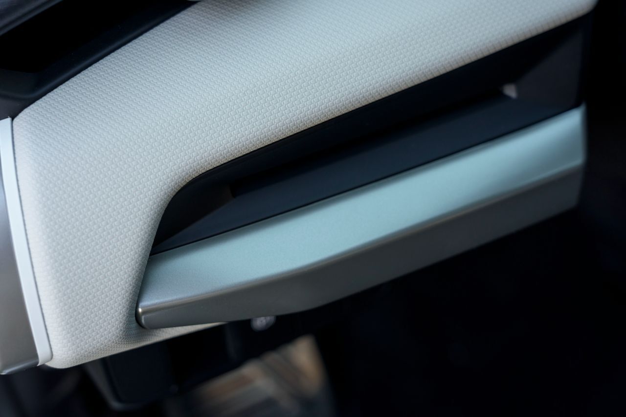 Textilbezug am Armaturenbrett.