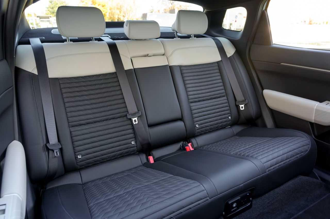 Erstaunlich viel Beinfreiheit im Fond: Normal große Erwachsene sitzen im EV4 Fastback komfortabel hintereinander, ohne sich einzuschränken.