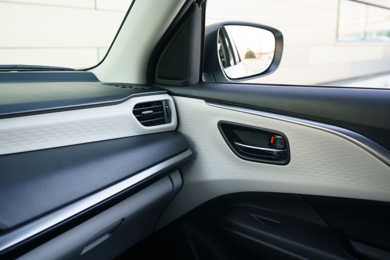 Innen ist Weiß die Kontrastfarbe.