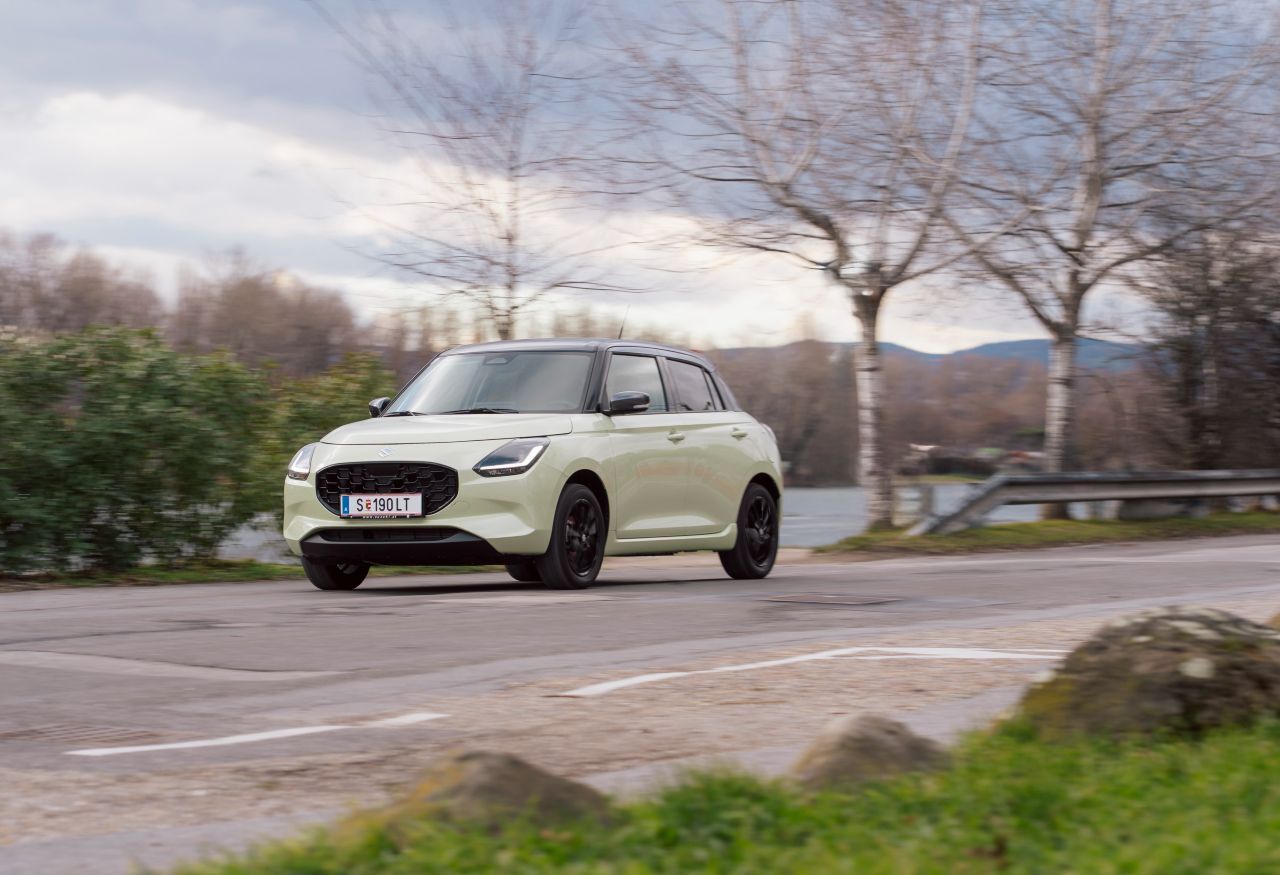 Fazit von Motorprofis-Tester Fabian Steiner: „Dass Suzuki noch einen leichten Allrad-Kleinwagen mit Verbrennungsmotor und Schaltgetriebe anbietet, ist nicht nur für den Parkplatz und das Budget hilfreich – sondern auch für das Losfahren im Schnee sowie den Fahrspaß in der Stadt und auf Landstraßen.