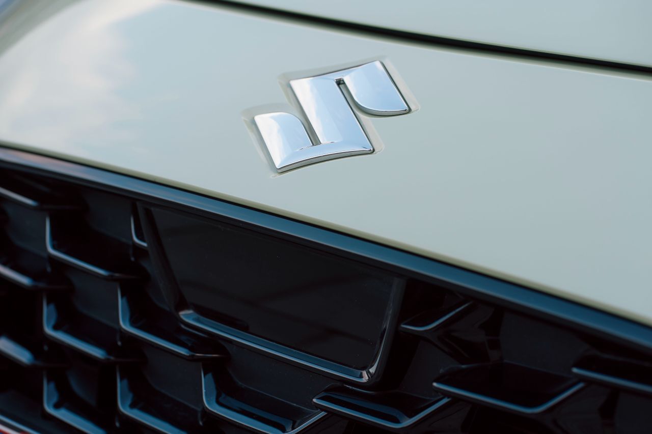 Auffällige Lackierungen und schwarze Kontraste für Kühergrill und Dach.