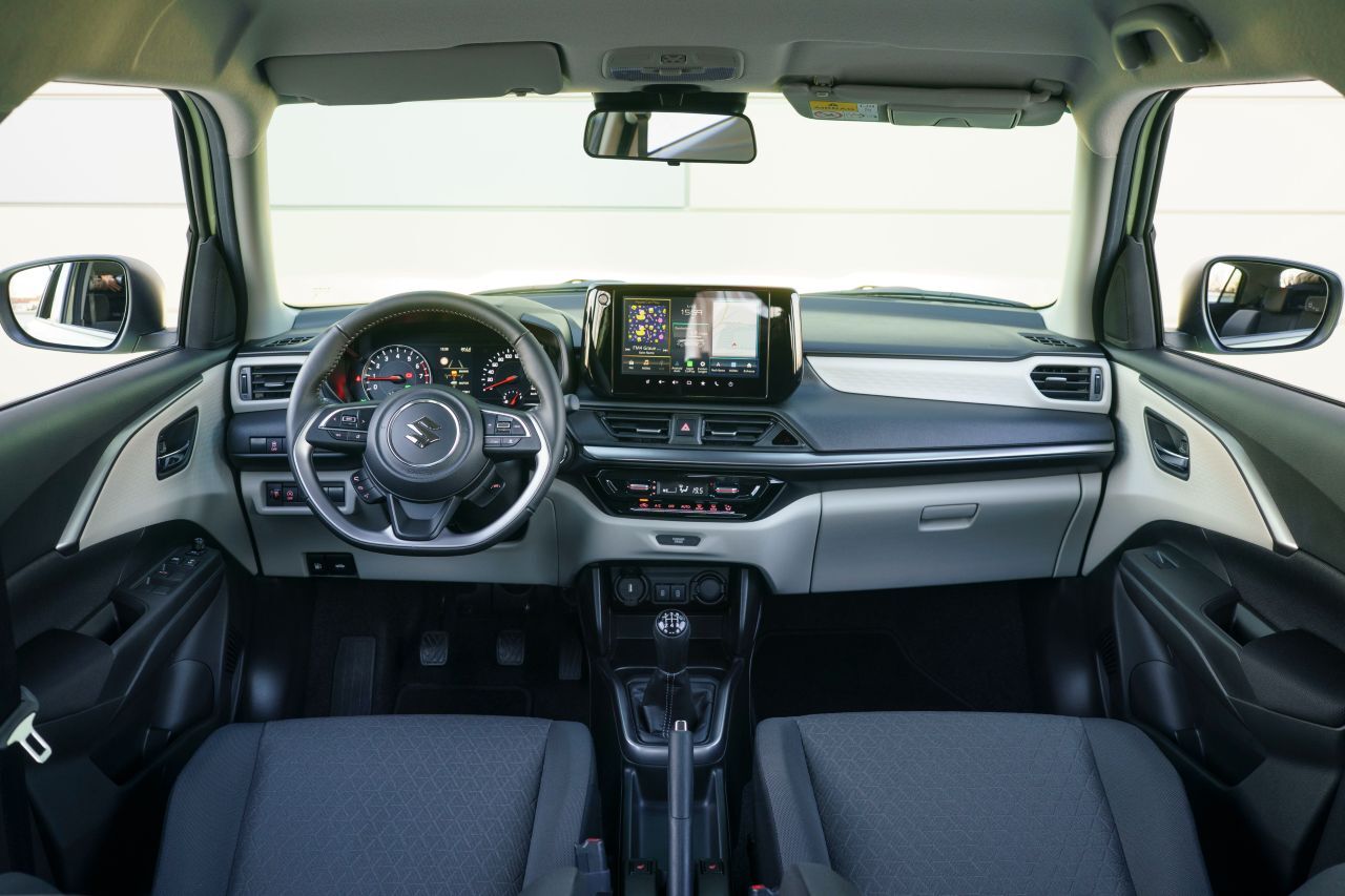 Der Old-School-Innenraum ist optisch konservativ, hat aber den Vorteil der vielen Tasten, mit denen die Bedienung von bestechender Logik ist.