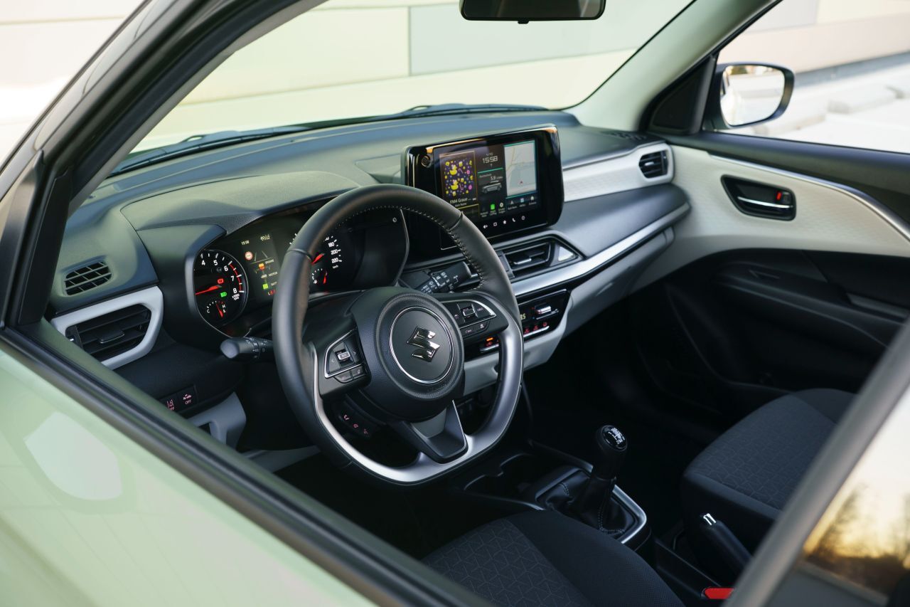 Harte Kunststoffe im Innenraum verwendet, das Zweifarben-Design bemüht sich trotzdem um freundliche Stimmung.