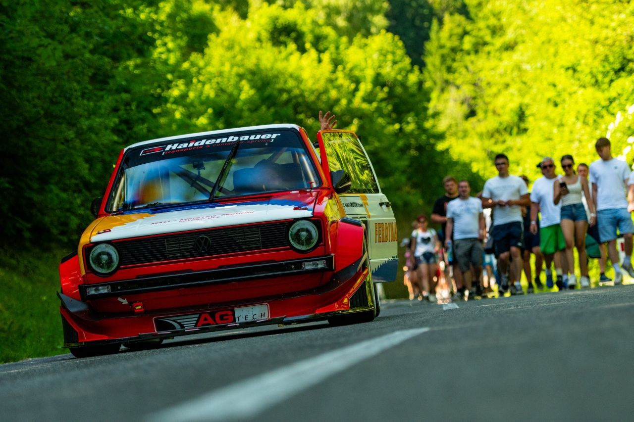 Zuschauer: Fans kommen den Bergrallye-Stars nahe. Foto:  Michael Tratinek/HillClimbFans